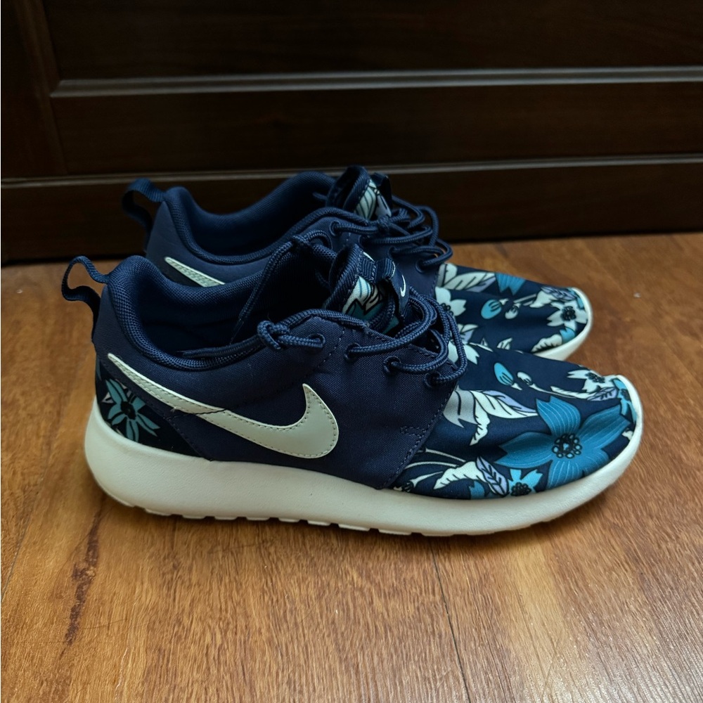 Navy Blue and White Floral Roshe
